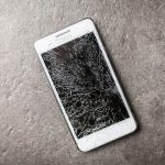 Schermo rotto o batteria scarica? Cosa sapere prima di portare il tuo smartphone in riparazione